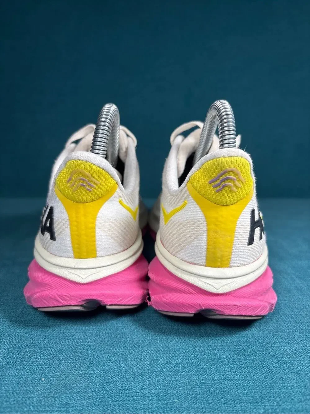 Hoka One One Clifton 9 Eggnog Passion Fruit Women's Size 6 Running Shoes 1127896